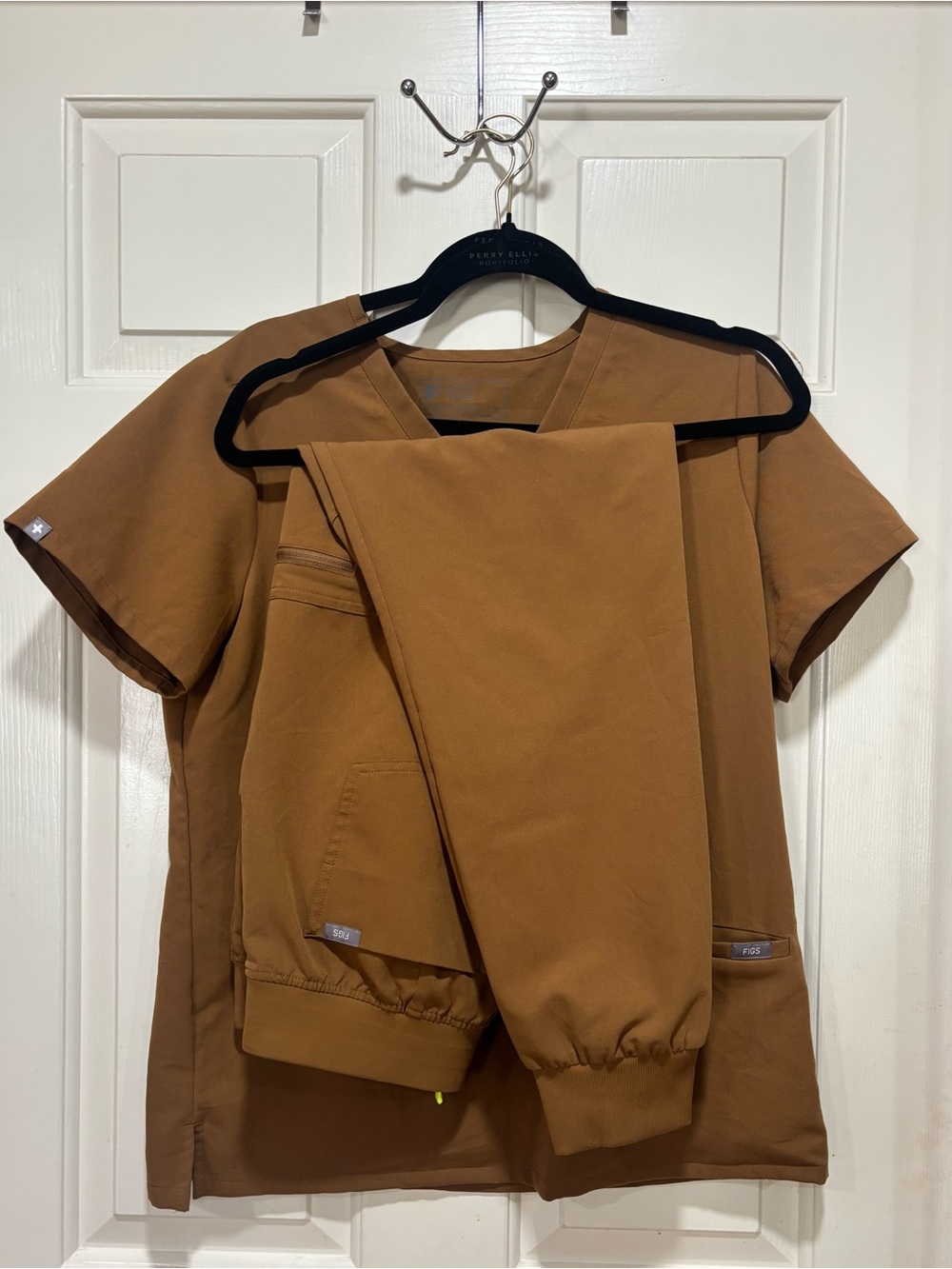 Figs Earth Brown Casma Scrub Top & Zamora Joggers in size MEDIUM